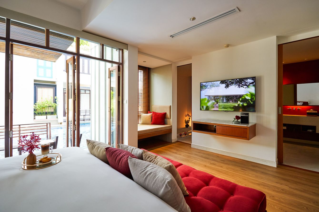 Pool Access LaZzzzz Suite