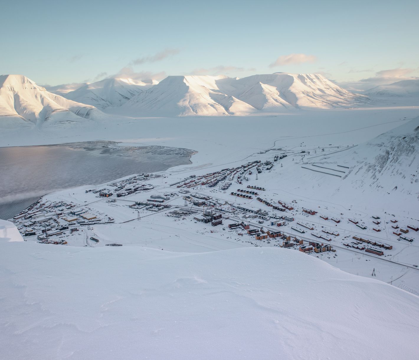 Ein Blick von oben auf Longyearbyen