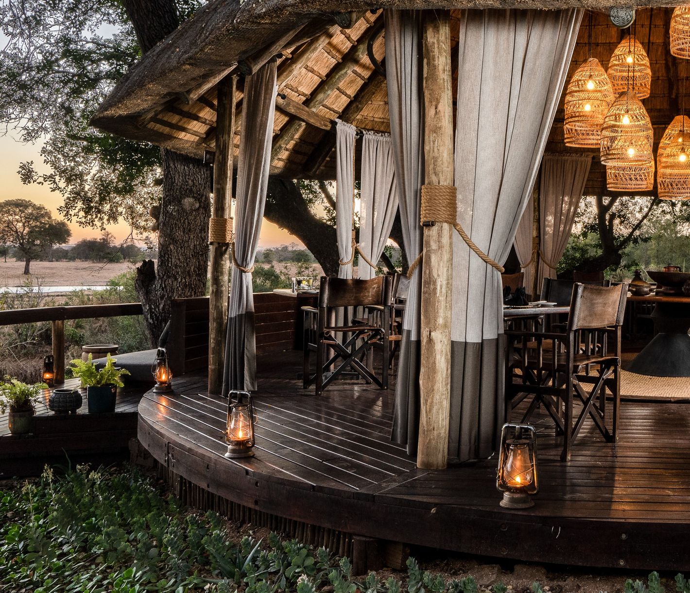 Den Sonnenaufgang auf dem Deck des Selati Camps geniessen