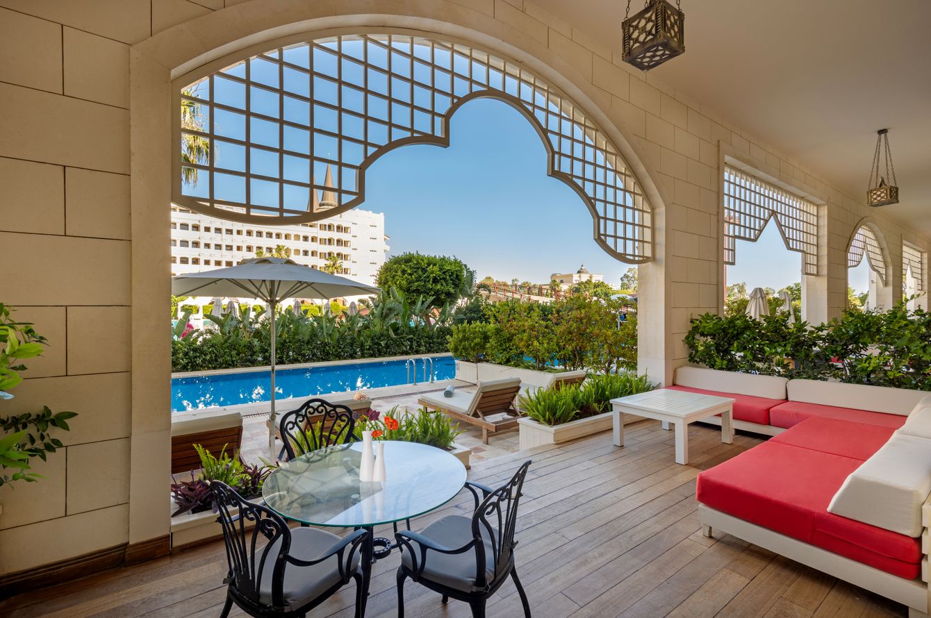Premium Pool Duplex Suite Swim-Up