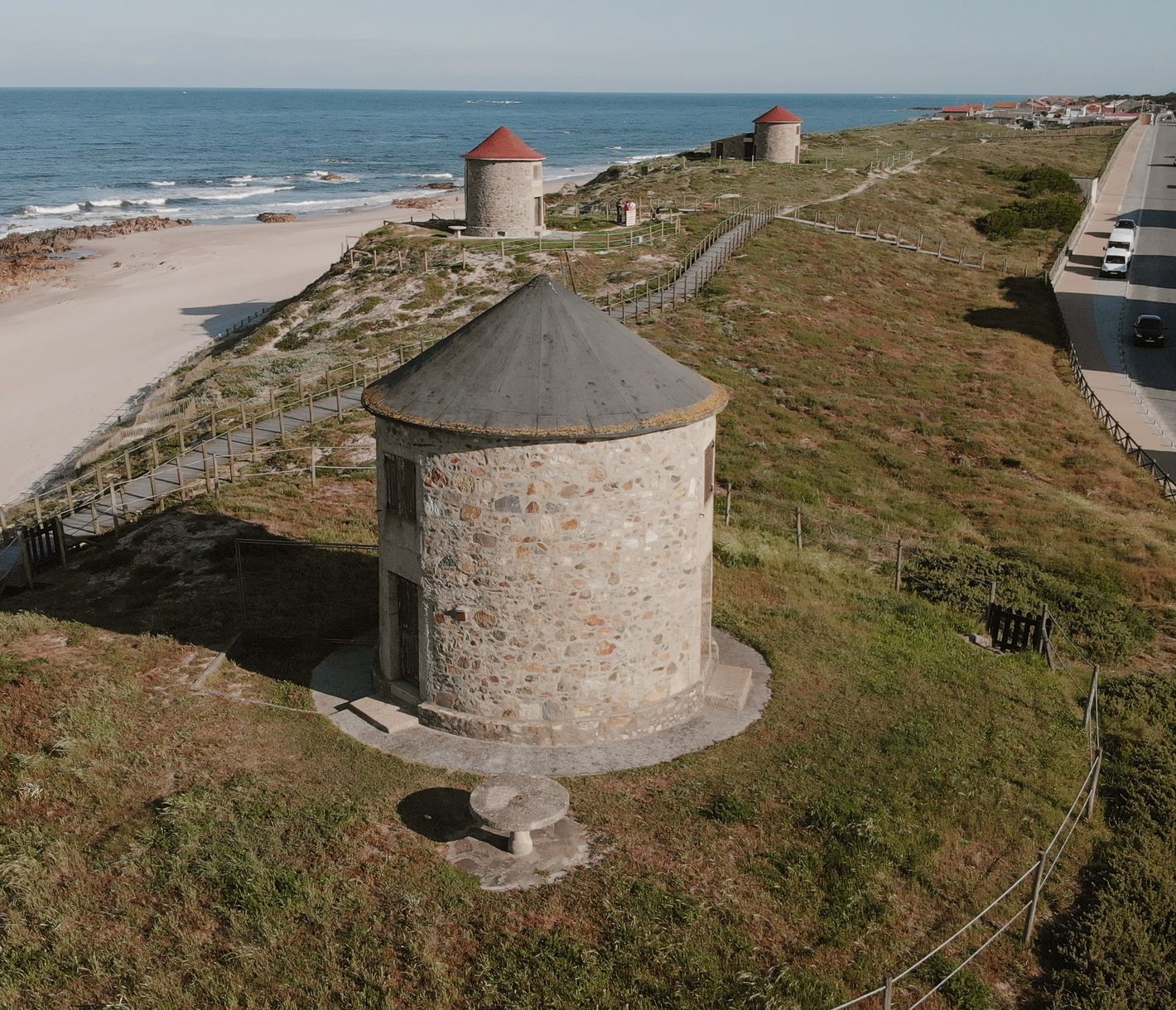 Historische Windmühlen an der Küste Portugals
