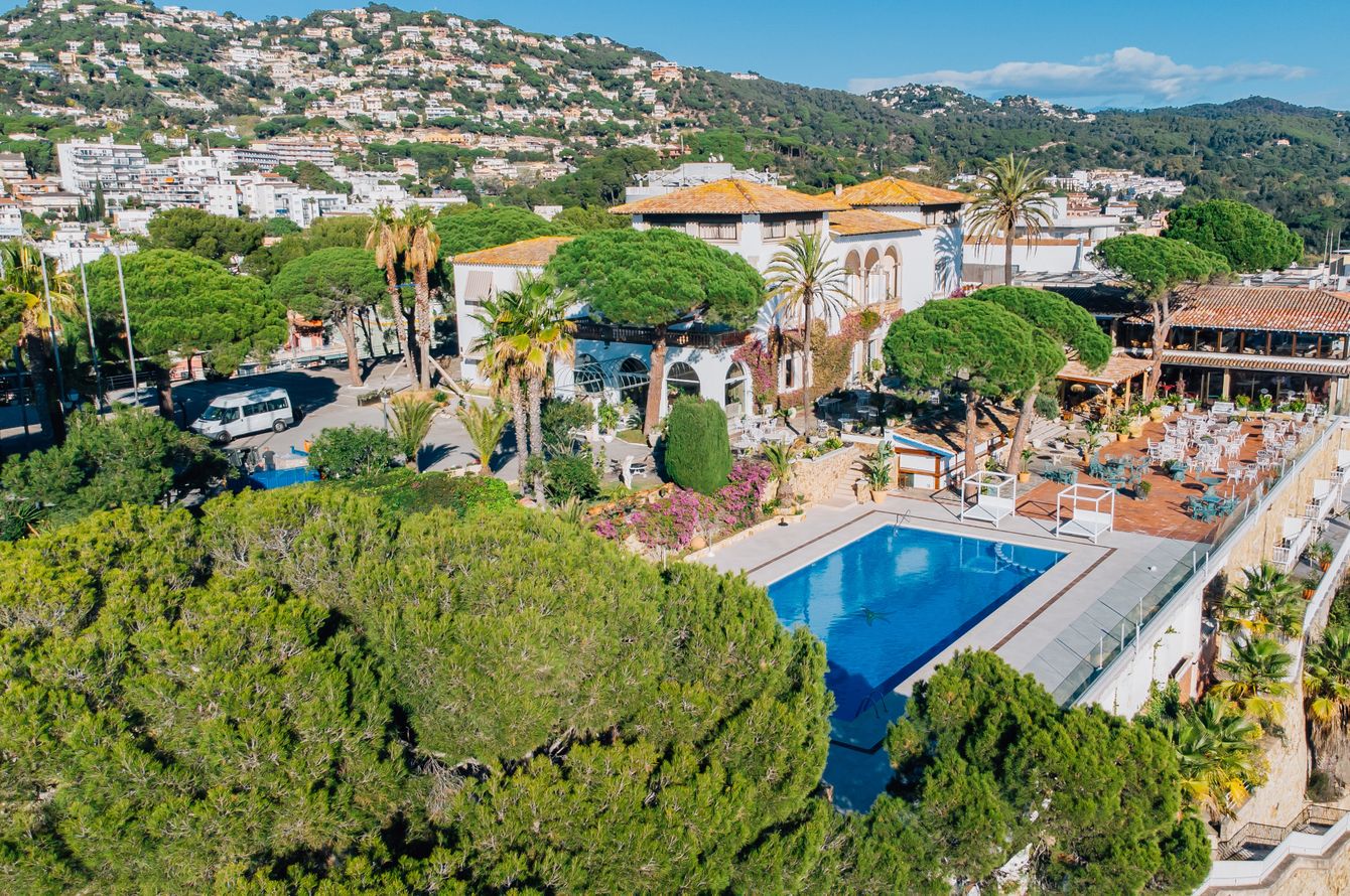 Hotel Roger de Flor by Seleqtta