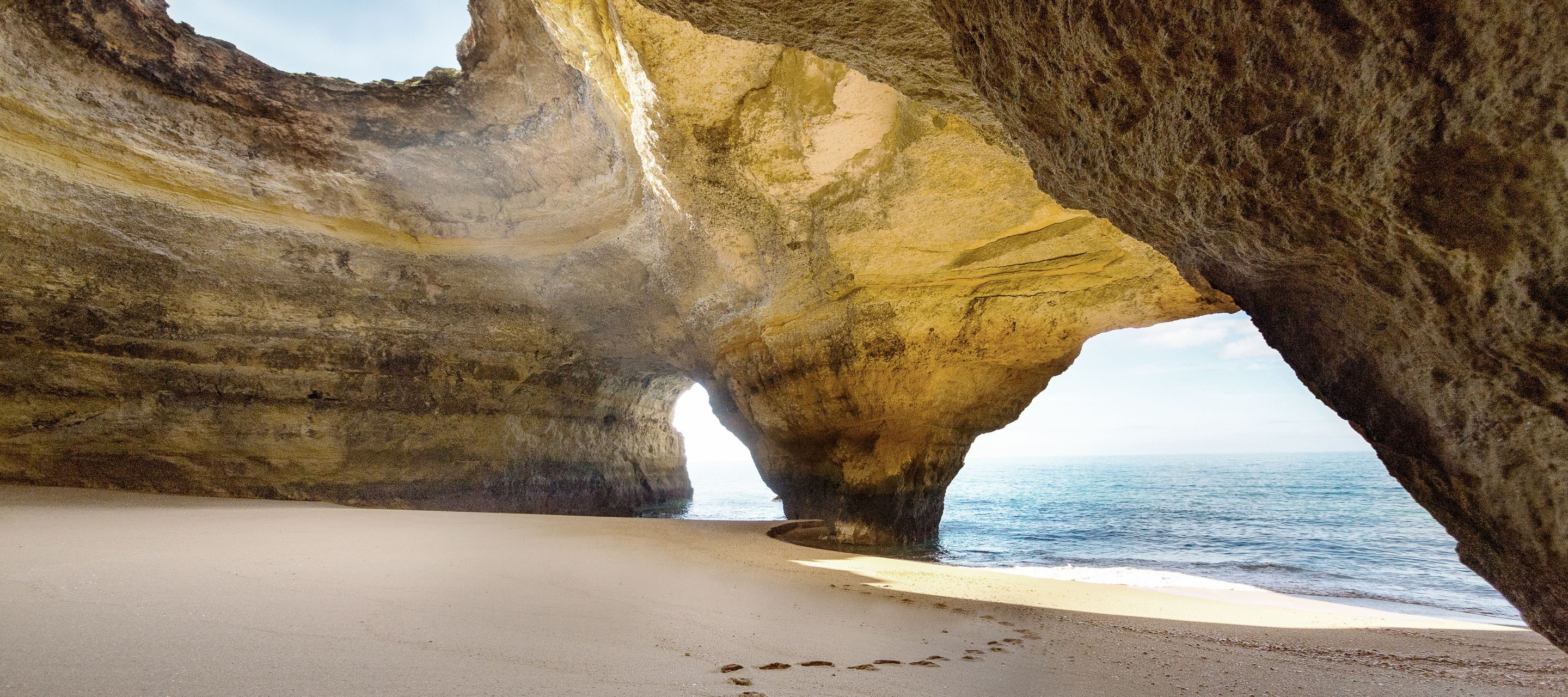 Benagil Cave – ein Besuch gehört fast dazu. Mit dem Boot geht es von Portimão oder Albufeira los.