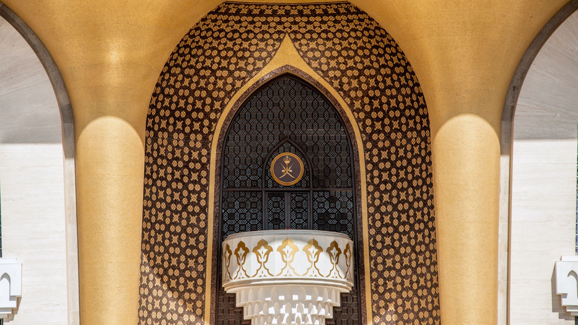 Avez-vous relevé les nombreux détails architecturaux du palais d’Al Alam ?