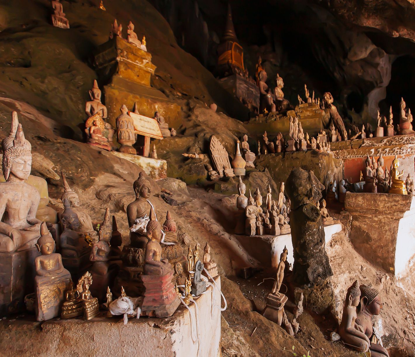 Mystisch und sagenumwoben sind die beiden Pilgerhöhlen von Pak Ou in Nordlaos.