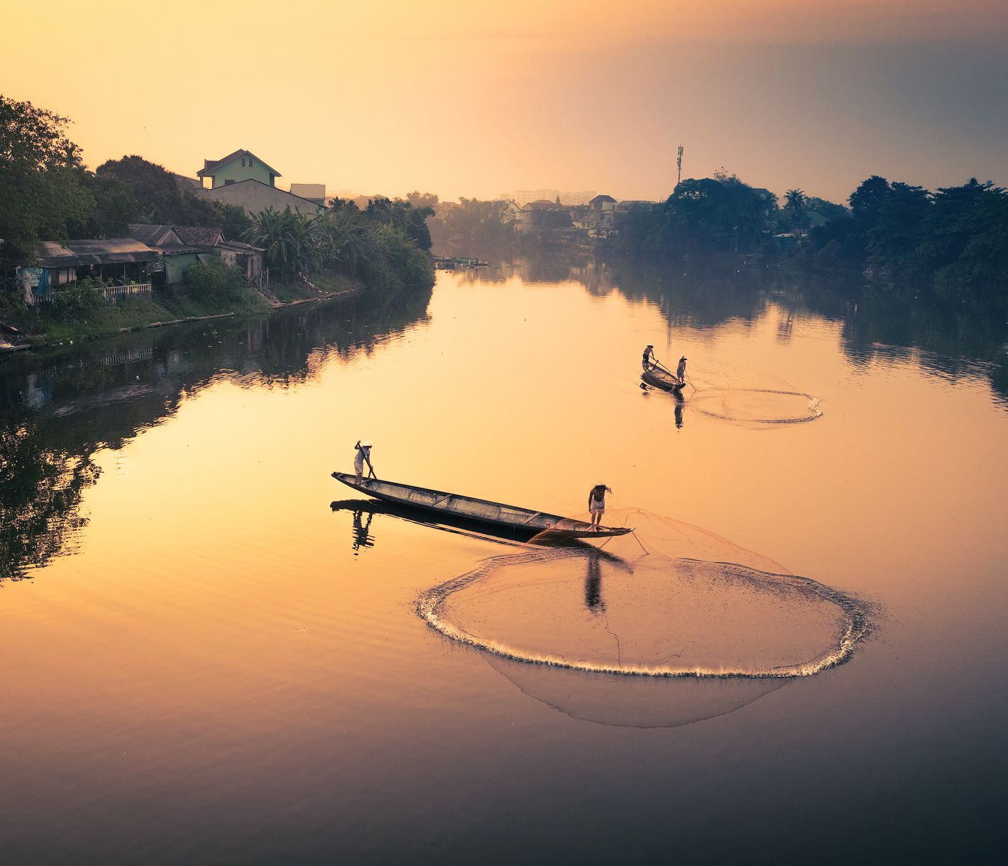 Netzwurf-Fischer auf dem Parfümfluss, der gemächlich durch die ehemalige Hauptstadt Hue fliesst.
