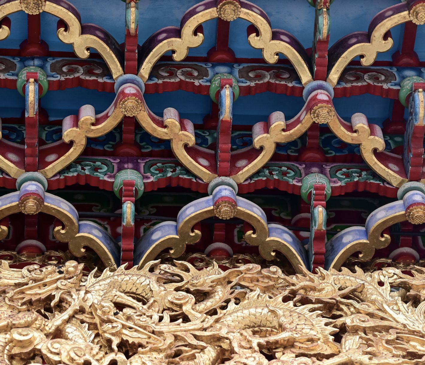 Der Longshan-Tempel ist für seine exquisiten Holzschnitzereien und die Steinskulpturen bekannt.
