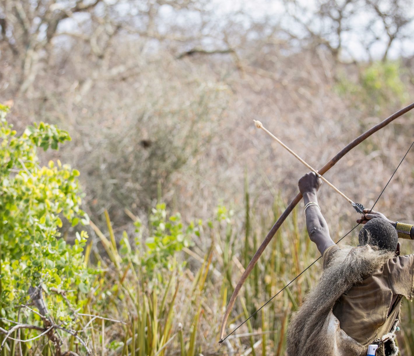 Ein Jäger des Hadzabe-Volks, das die Region des Lake Eyasi ihre Heimat nennt