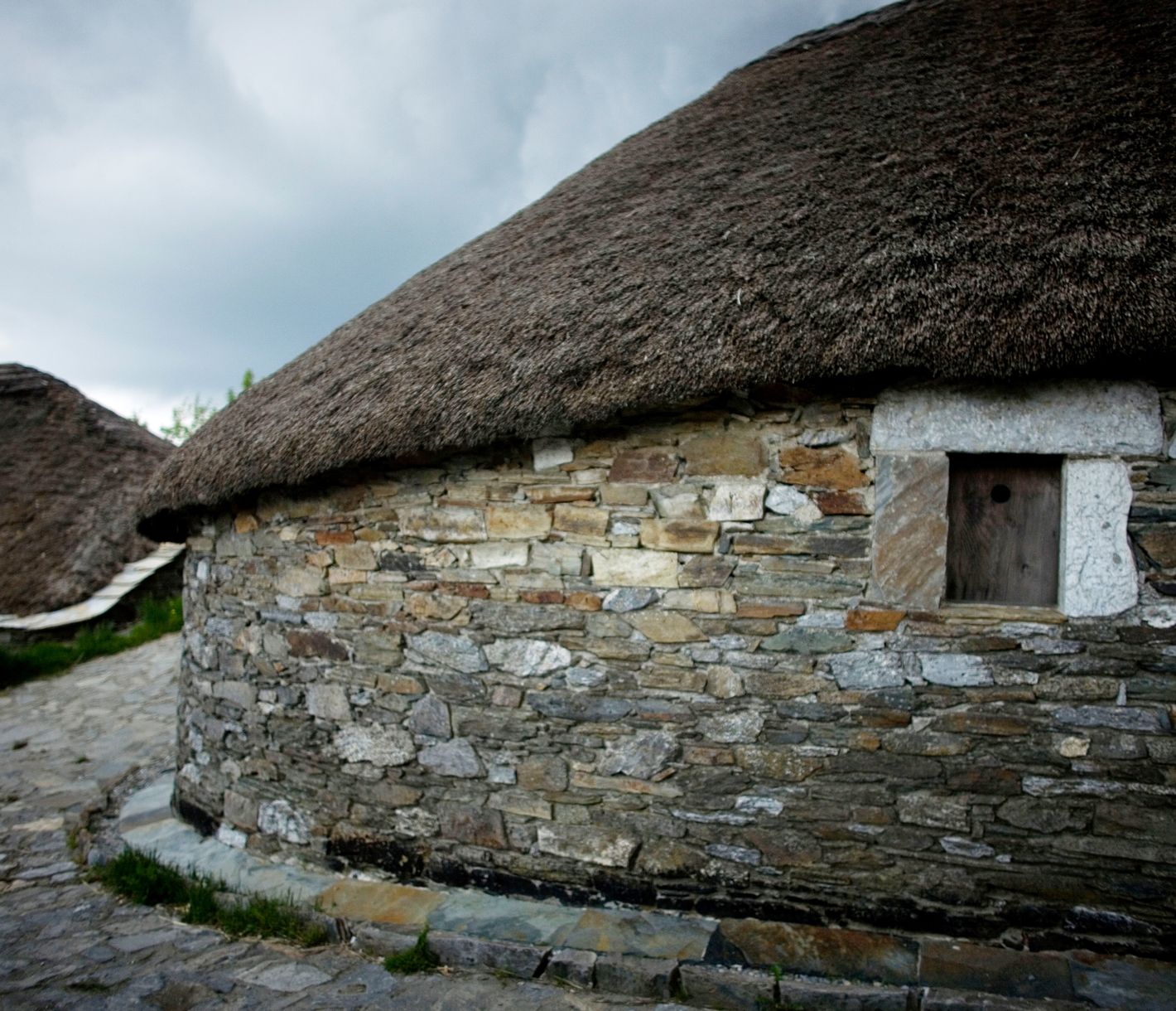 Das Dorf O Cebreiro mit seinen strohgedeckten, runden Häusern (Palloza)