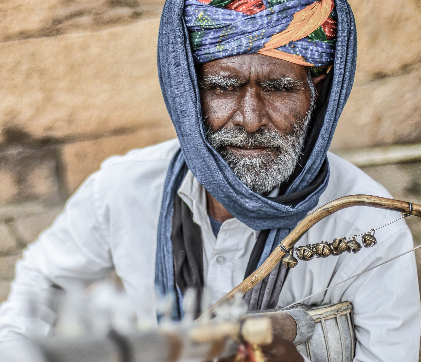 Älterer Rajasthani mit traditionellem Instrument in Jaisalmer