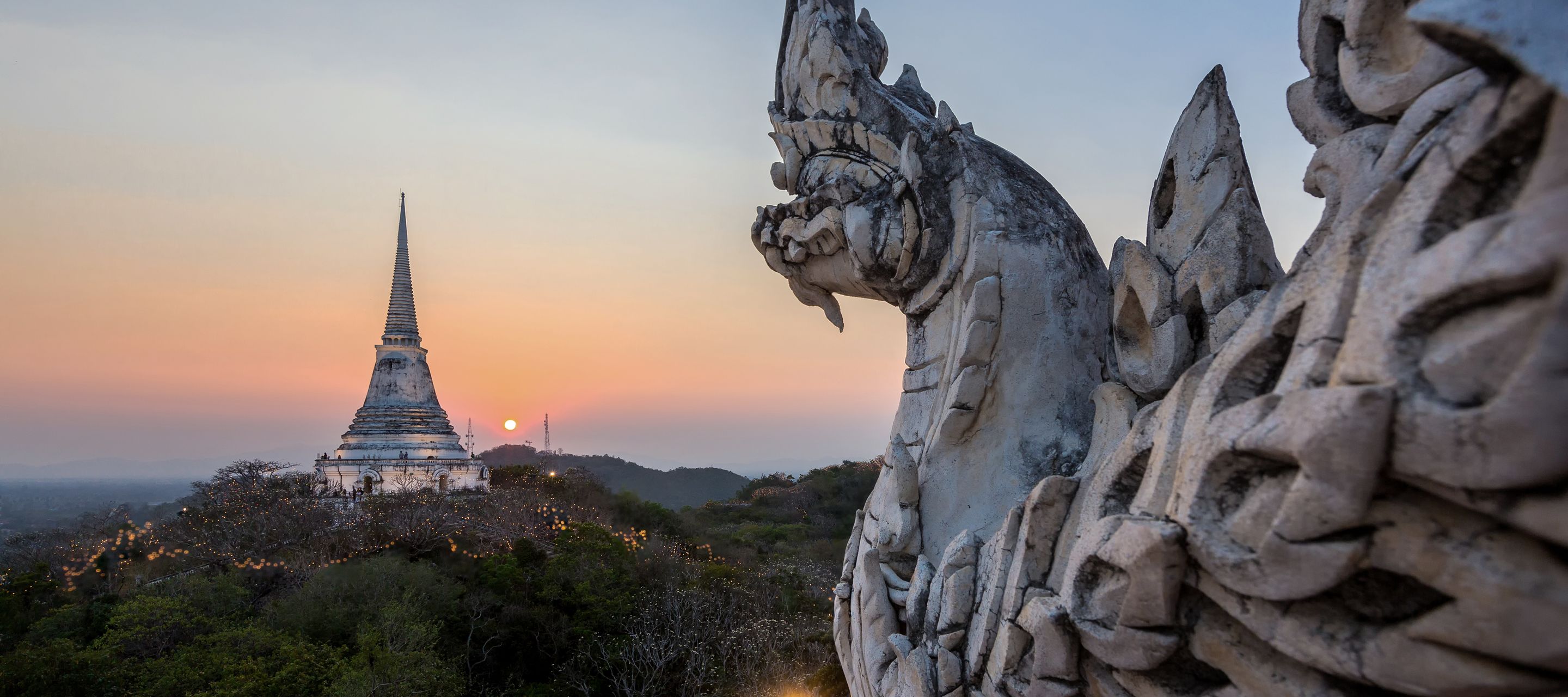 Der Phra Nakhon Khiri thront majestätisch oberhalb von Phetchaburi.