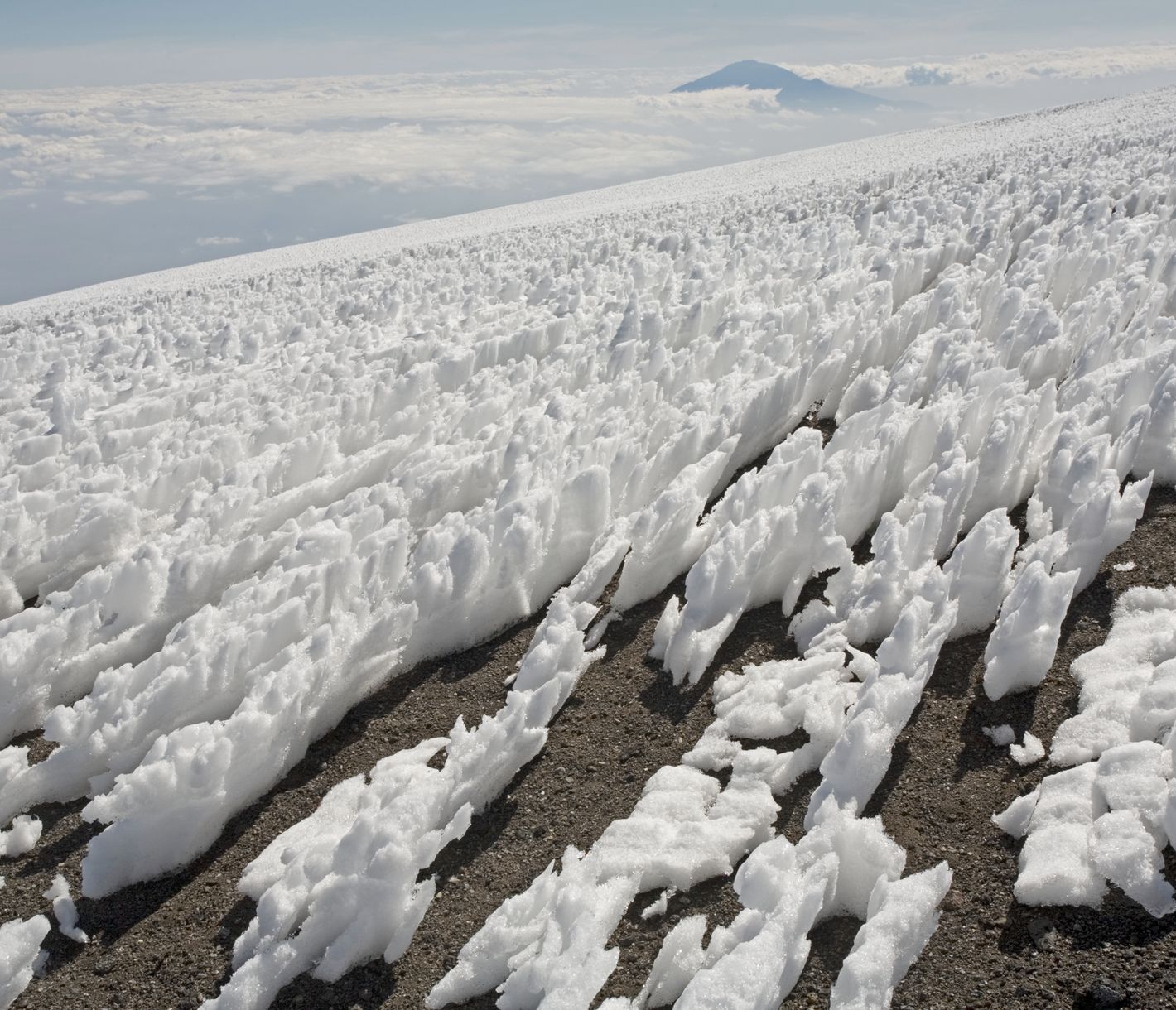 Reste der einst grossen Gletscher, welche den Kilimandscharo einst bedeckten.