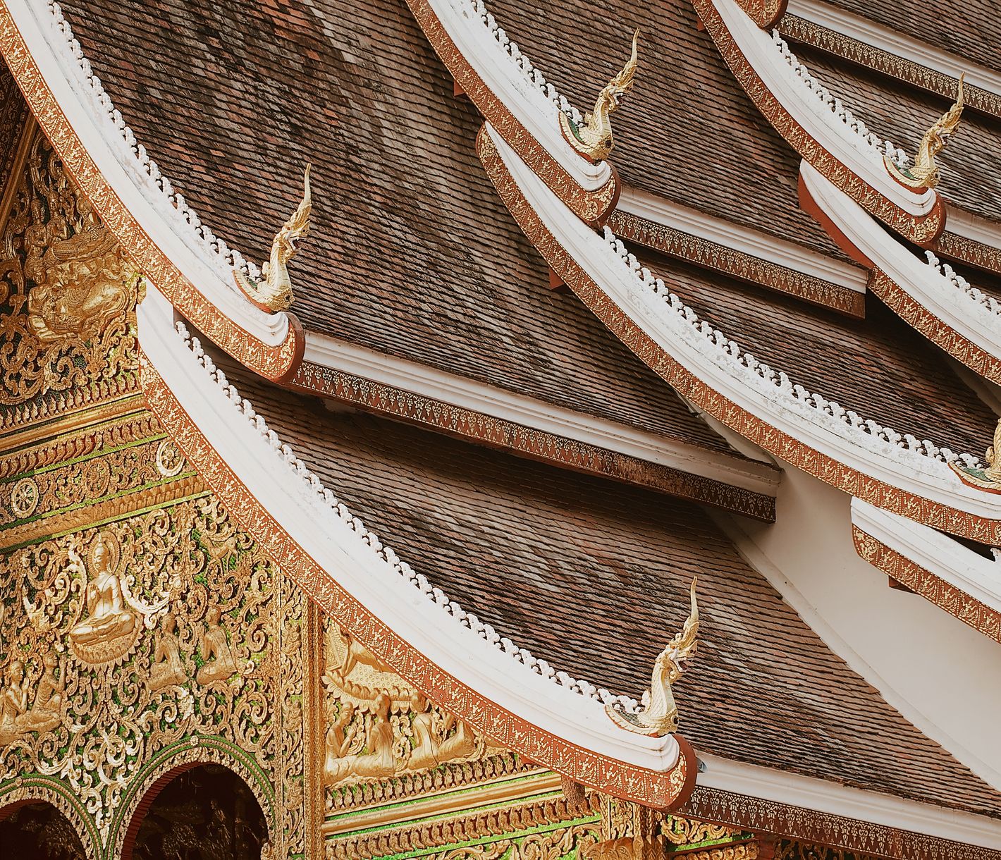 Prächtige Fassade und kunstvoll geschwungenes Dach des Haw-Phra-Bang-Tempels