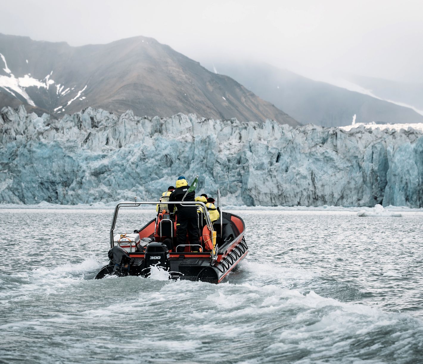 Blaues Gletschereis am Rande des Polarmeers