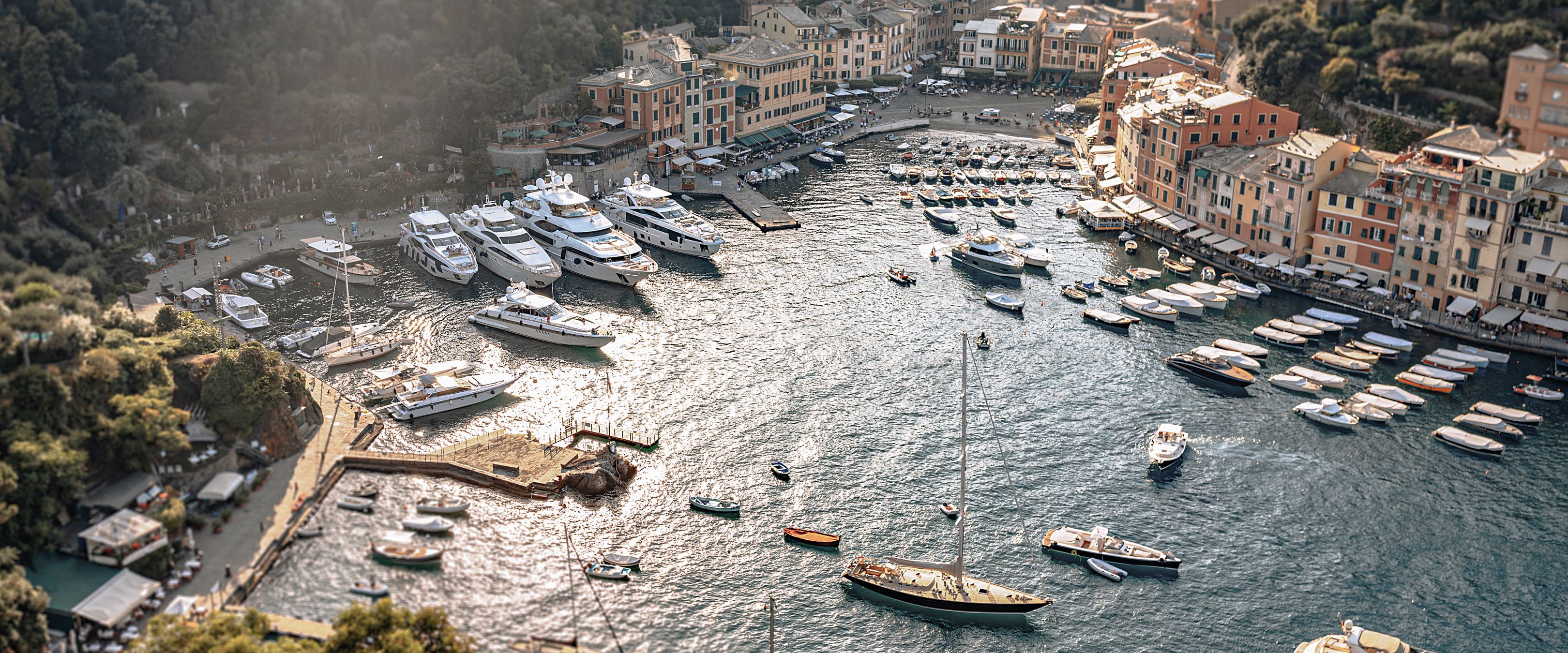 Luxusjachten und Boote liegen im mondänen Portofino vor Anker