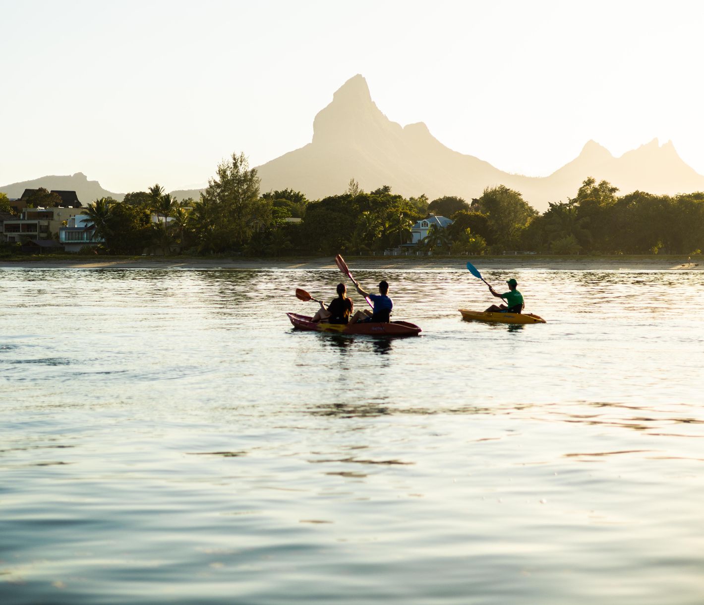 Kajakfahren bei Sonnenaufgang in der Bucht des Tamarin River auf Mauritius.