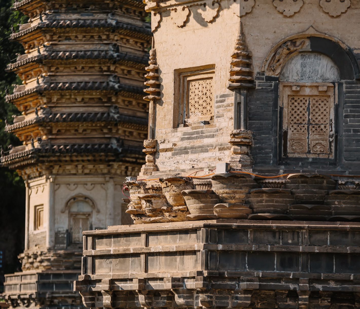 Im Yinshan-Pagodenwald steht eine Ansammlung von fünf grösseren und zwei kleineren Pagoden.