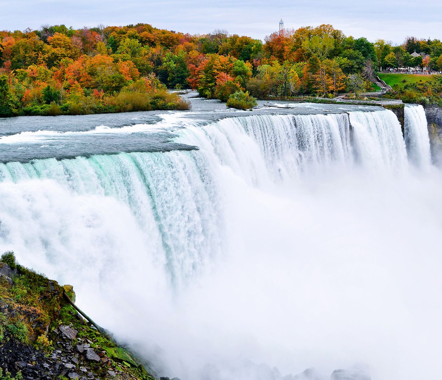 Die Niagara Falls auf der US-amerikanischen Seite liegen im Bundesstaat New York und gehören zu den bekanntesten Naturwundern Nordamerikas.
