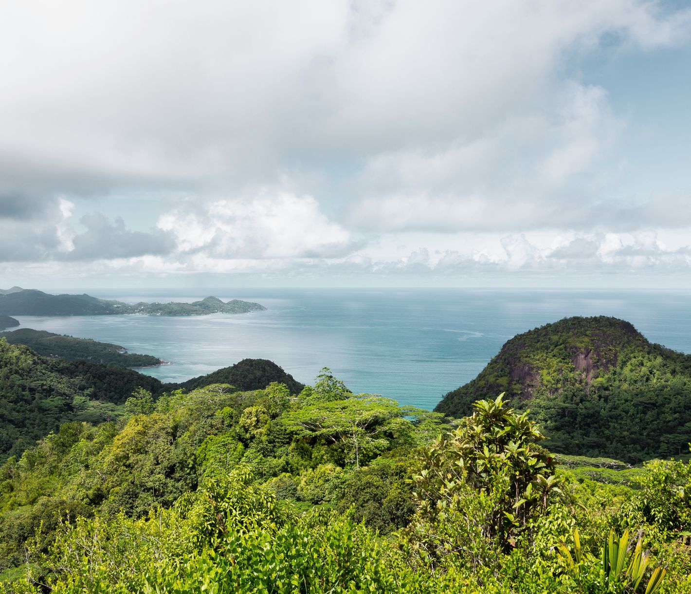Le point de vue depuis Mission Lodge offre une vue spectaculaire sur la côte ouest de l’île de Mahé.
