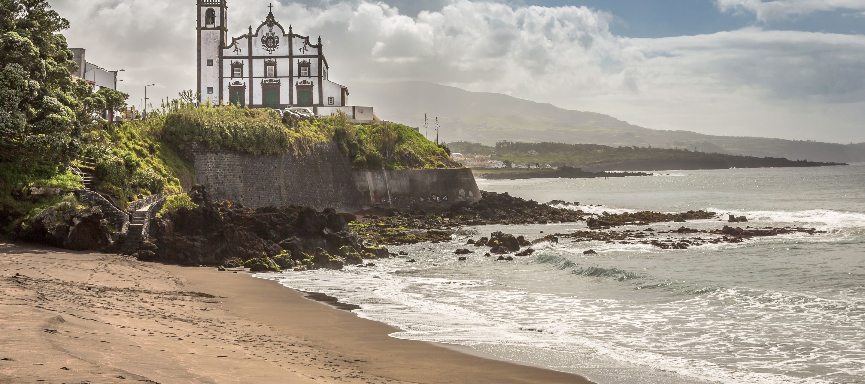 Ponta Delgada, ses maisons blanches et ses églises baroques