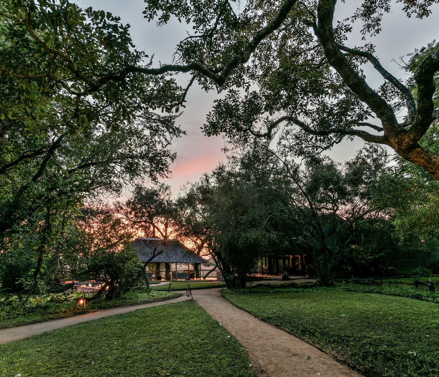Blick von den Suiten zur Hauptlodge im Selati Camp