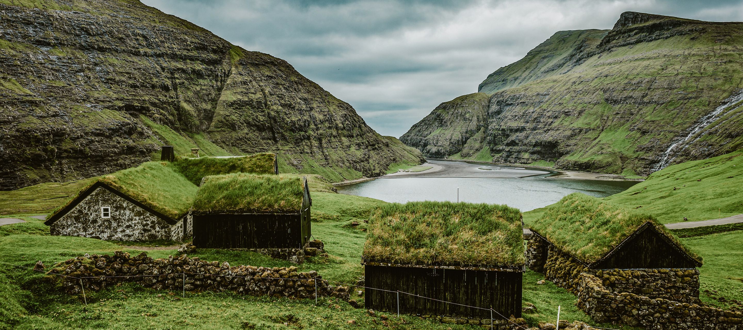 Le village de Skasun, avec ses toits en herbe