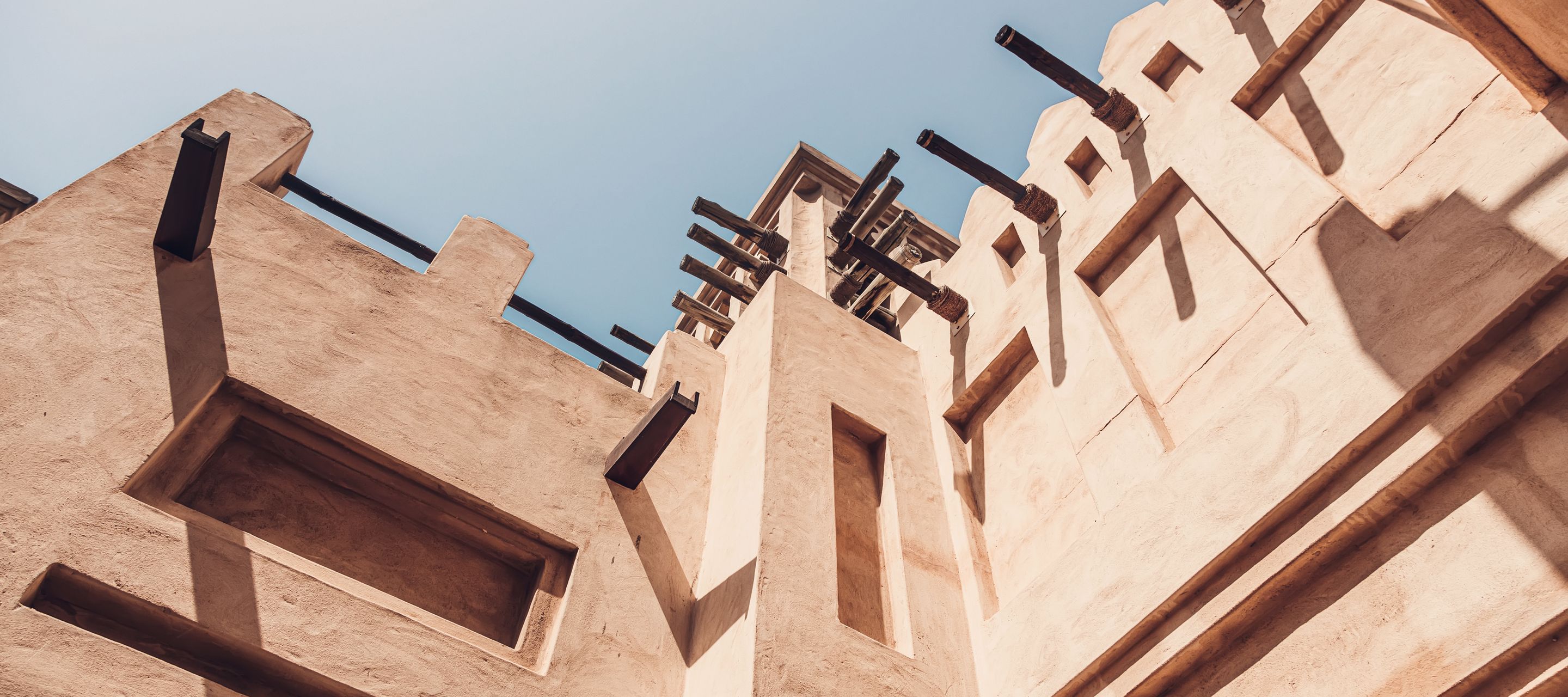 Die traditionellen Bauwerke im Souk Madinat