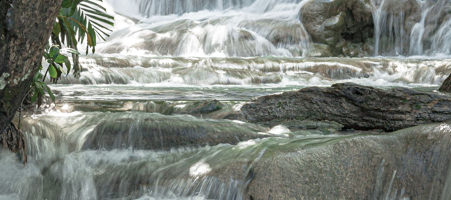 Die Dunn’s River Falls münden direkt ins Karibische Meer.