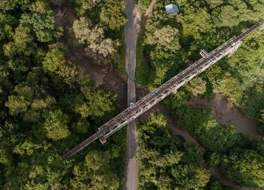 Fluss, Strasse und Bahn kreuzen sich in der Region von Morongoro.