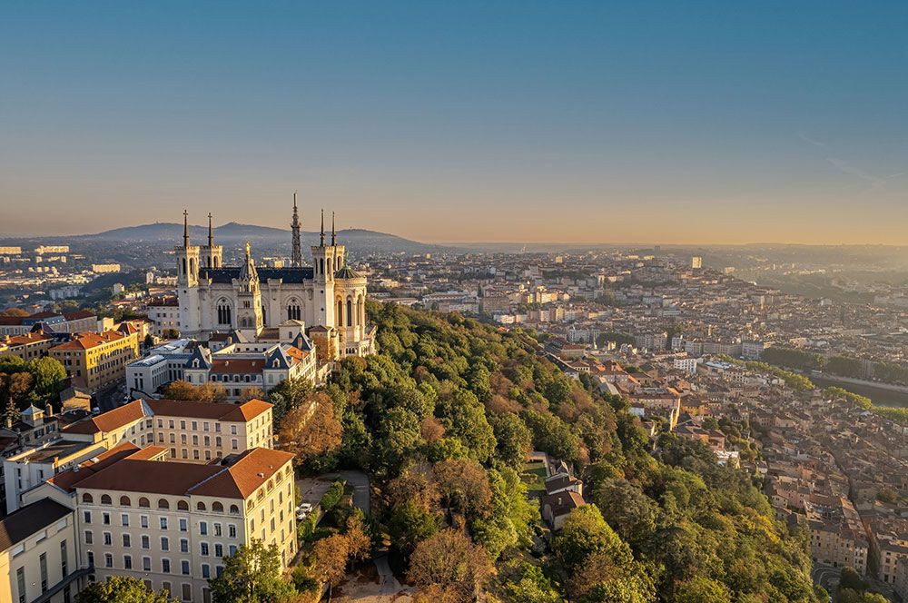 Vue sur la basilique Notre-Dame et la vieille ville de Lyon en contrebas.