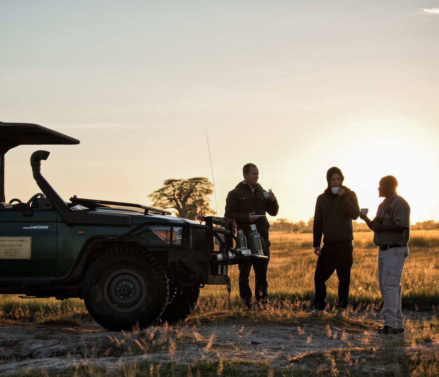 Während einer Pirschfahrt am Morgen den Sonnenaufgang geniessen