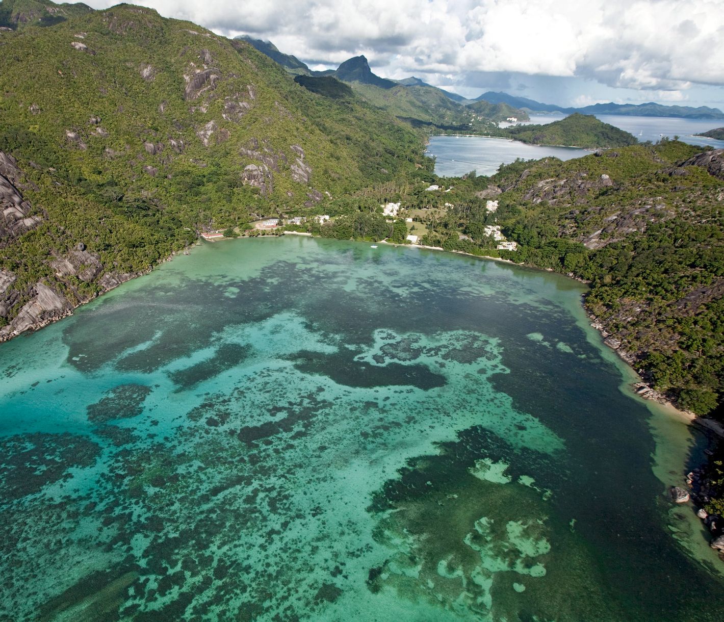Blick auf die Bucht Baie Ternay mit der Insel Mahé im Hintergrund
