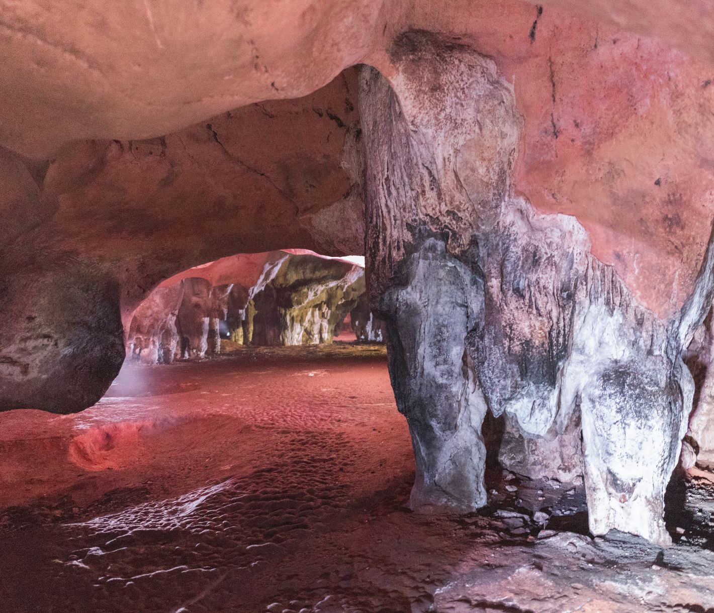 Kathedralenartiger Raum der Loltun-Grotten mit zahlreichen Mayaspuren
