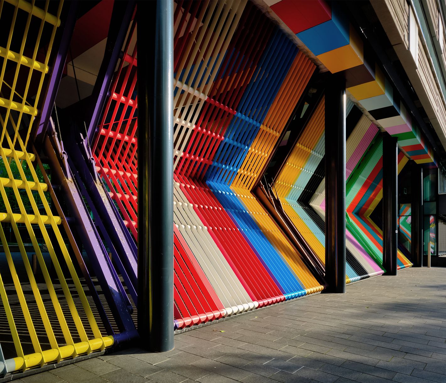 Die bunten, geschlossenen Tore des niederländischen Finanzministeriums in Den Haag