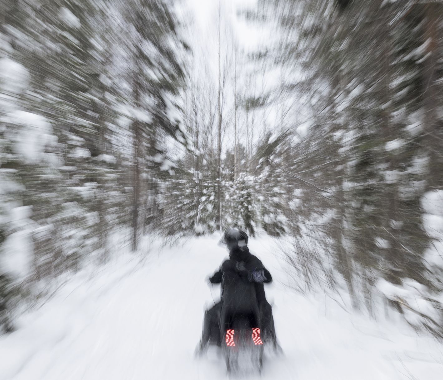 En motoneige à travers le paysage hivernal autour d'Äkäslompolo