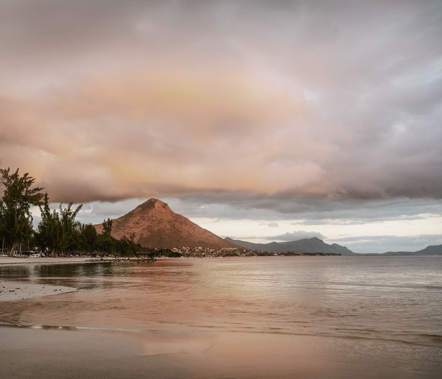 Der lange Sandstrand von Flic-en-Flac mit dem Berg La Tourelle du Tamarin im Hintergrund