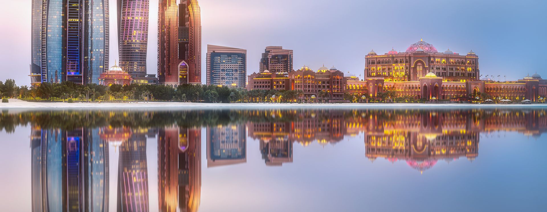Skyline von Abu Dhabi bei Abend