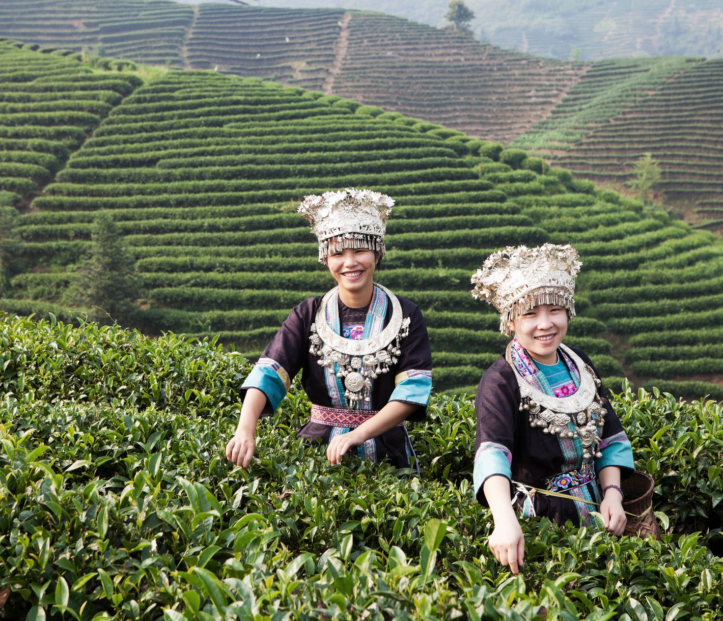 Prächtige traditionelle Kostüme junger Frauen der ethnischen Minderheit der Dong