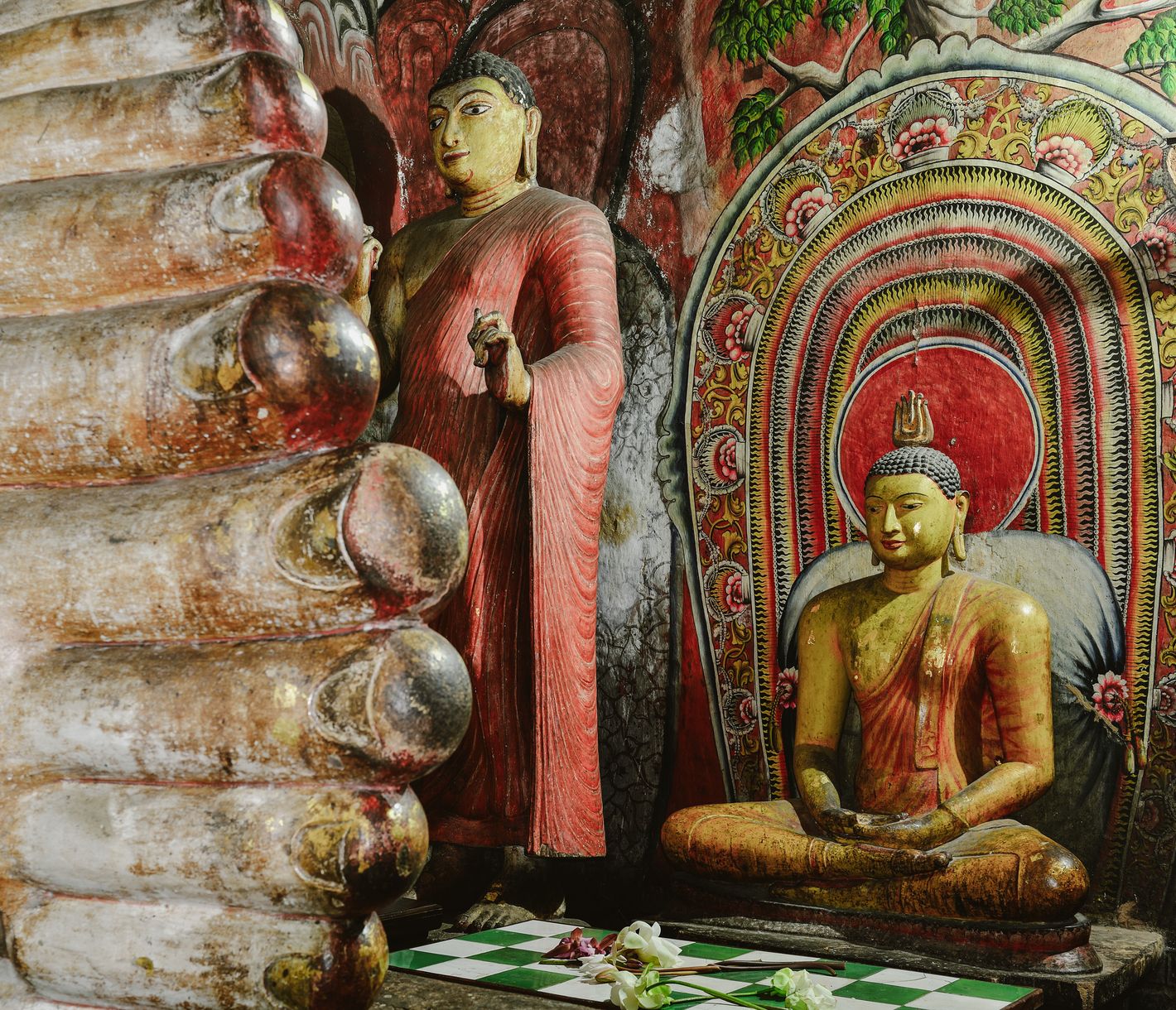 Buddha-Statuen in Höhlentempel von Dambulla