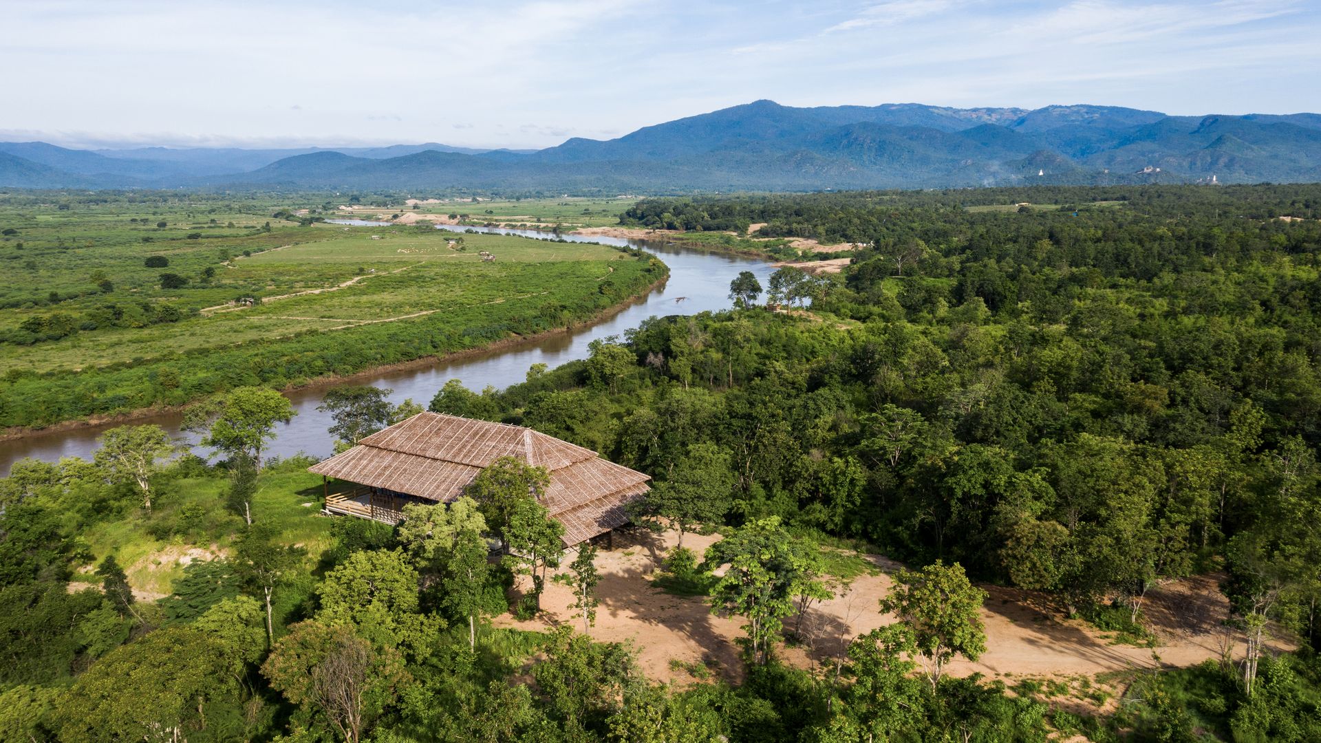 Das Restaurant des Bush Camps liegt malerisch am Ping-Fluss.