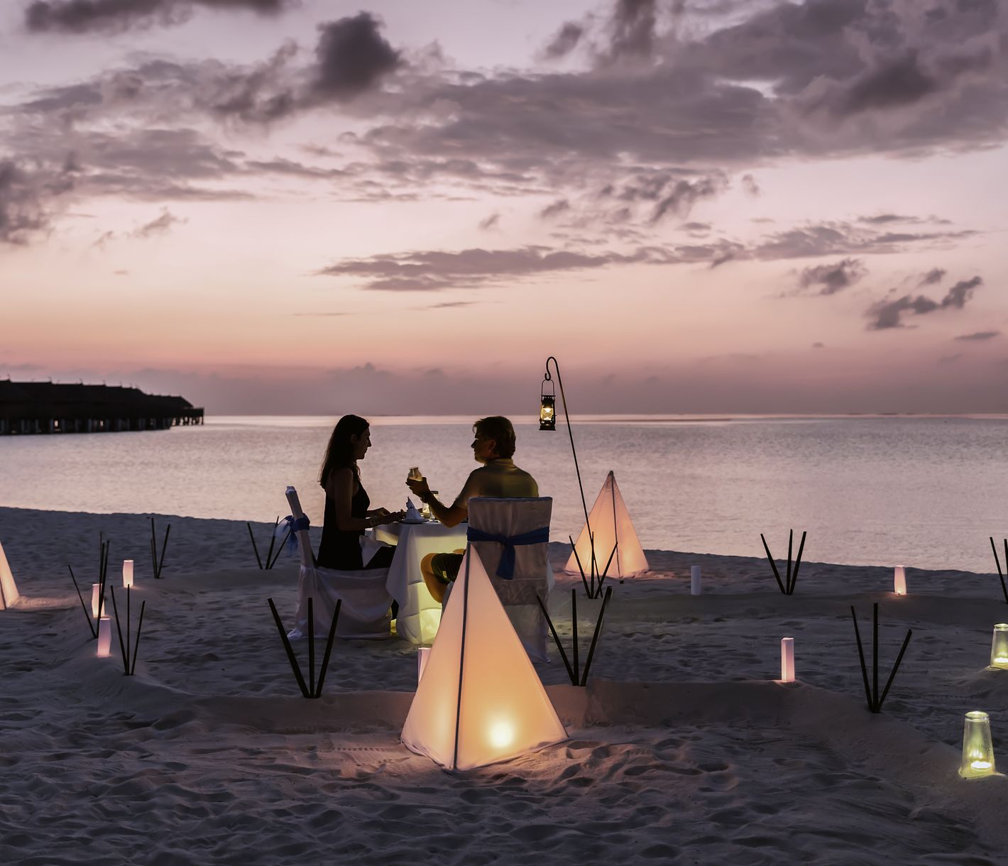 Romantisches Candle-Light-Dinner am Strand – Der perfekte Moment für die Flitterwochen