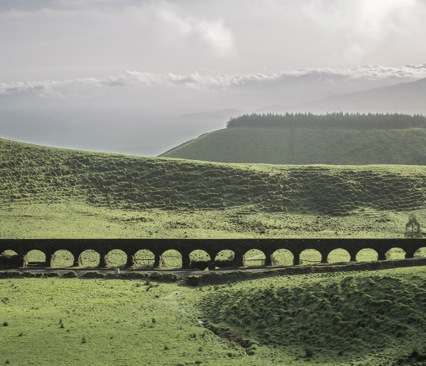 Das Aqueduto do Carvão, ein altes Aquädukt auf der Azoren-Insel São Miguel