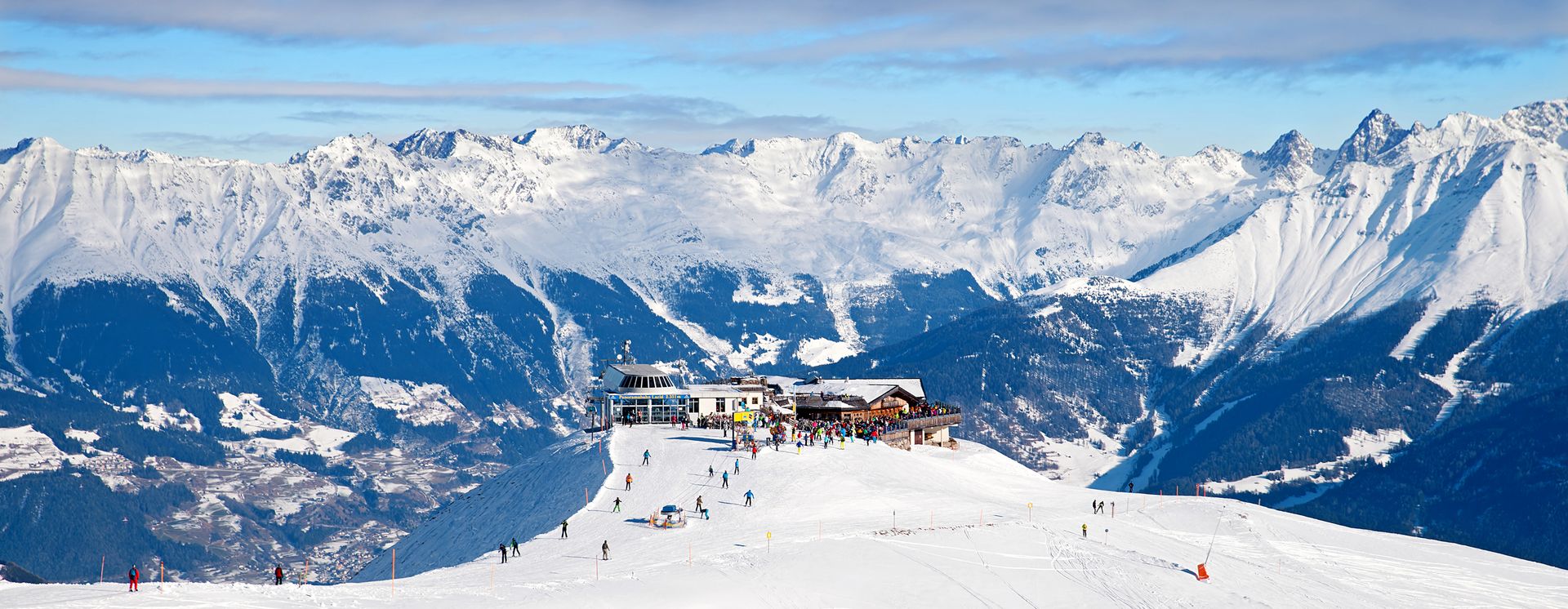 Skigebiet mit Blick auf die Berge