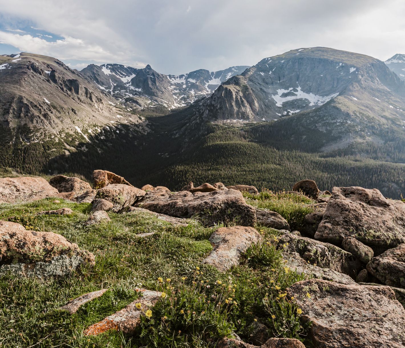 Eine dramatische Berglandschaft gehört zum Rocky Mountain National Park.