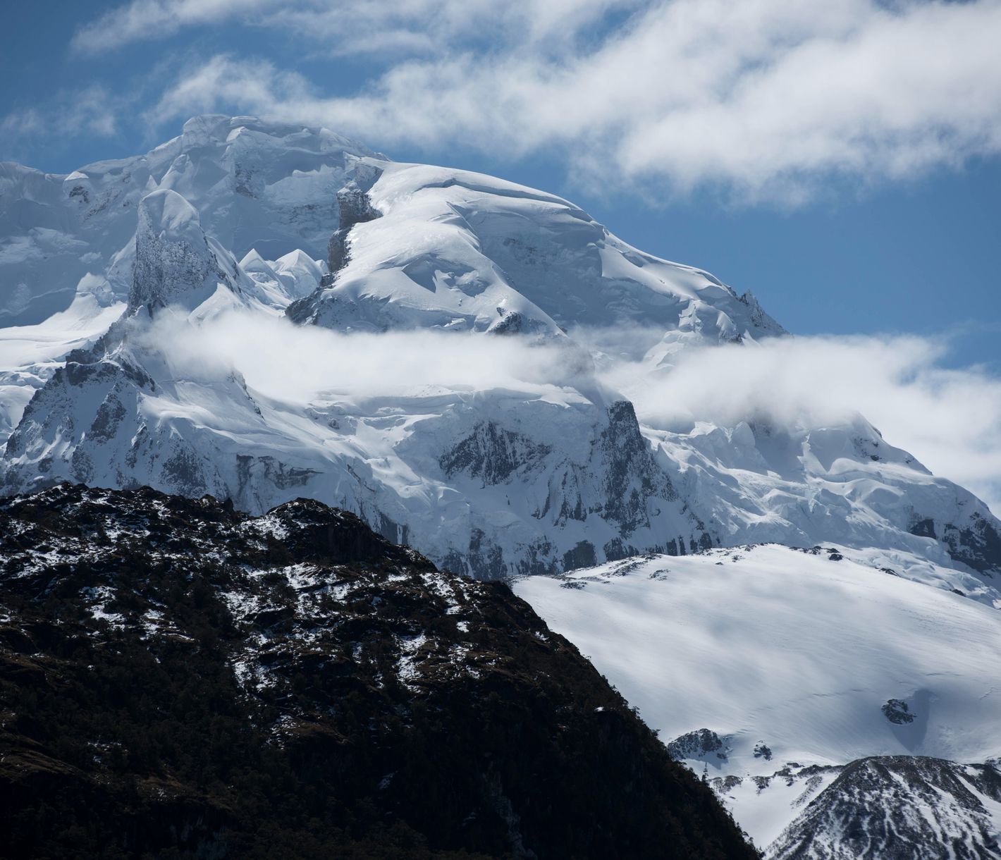 Wie gigantische Riesen türmen sich die Gletscher im spaktakulären Calvo Fjord auf.