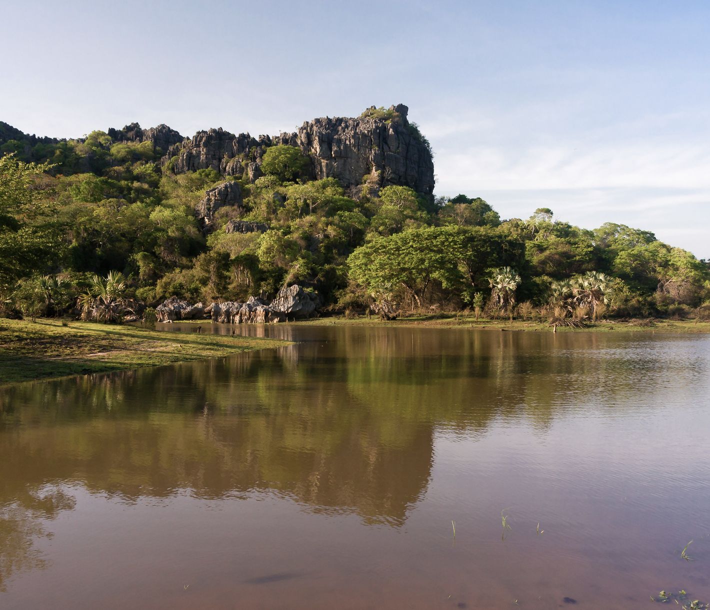 Idyllischer Laka-Laka-See am Fuss des Ankarana-Massivs mit seinen Tsingys