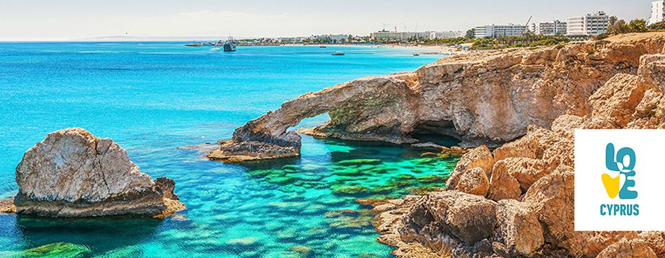 Traumhafter Blick auf die bekannte Love Bridge und Ayia Napa