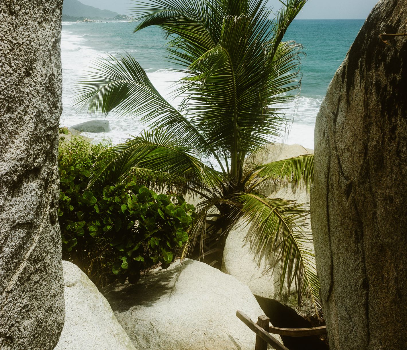 Zwischen Felsen mit Blick auf das Meer