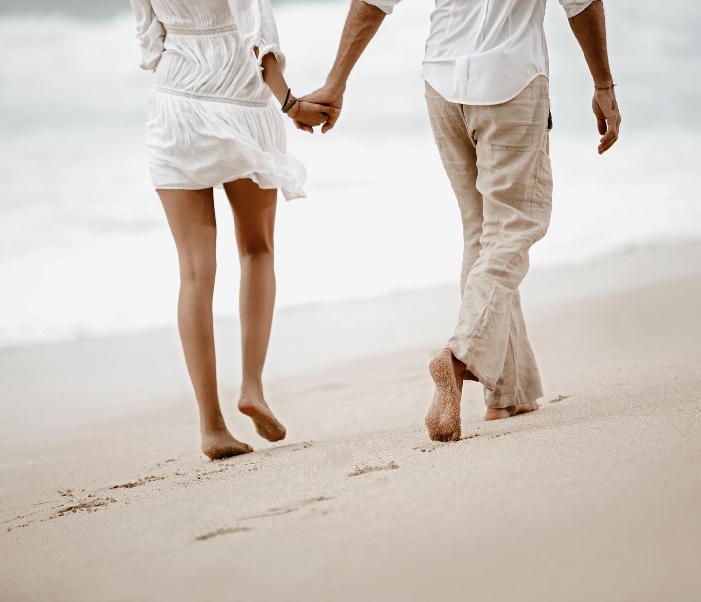 Hand in Hand, im Licht der Malediven – Liebe in jedem Schritt.