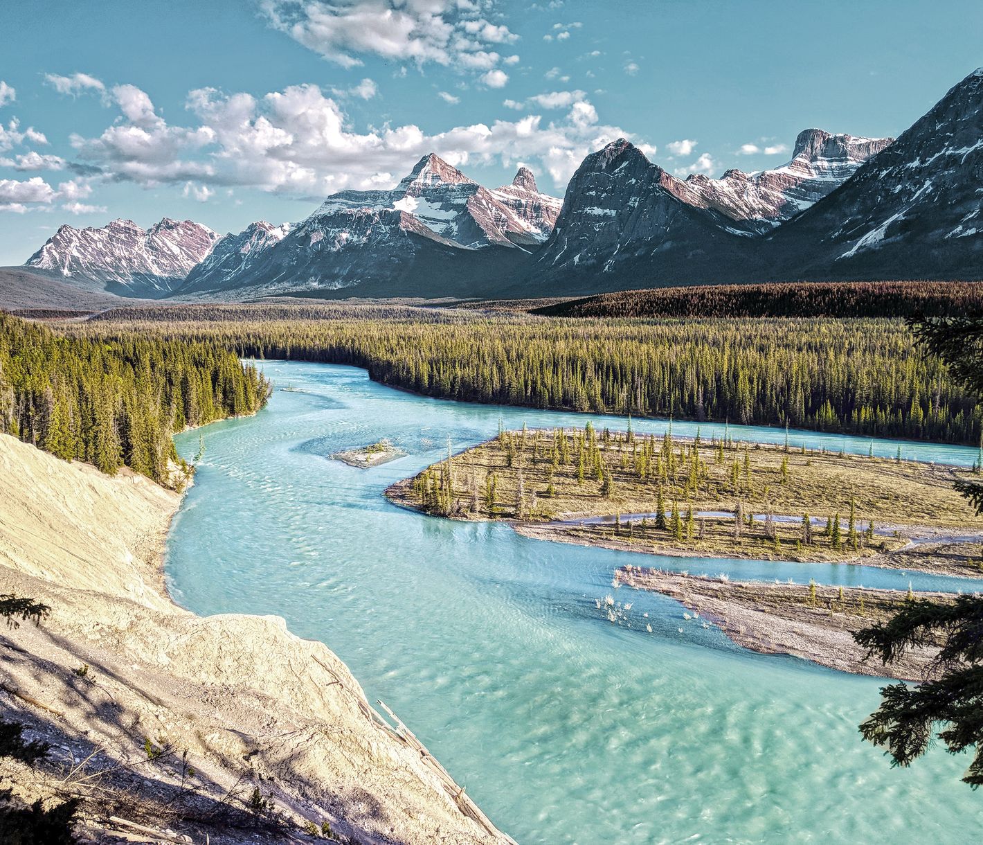 Der Athabasca River und die Fryatt Mountains
